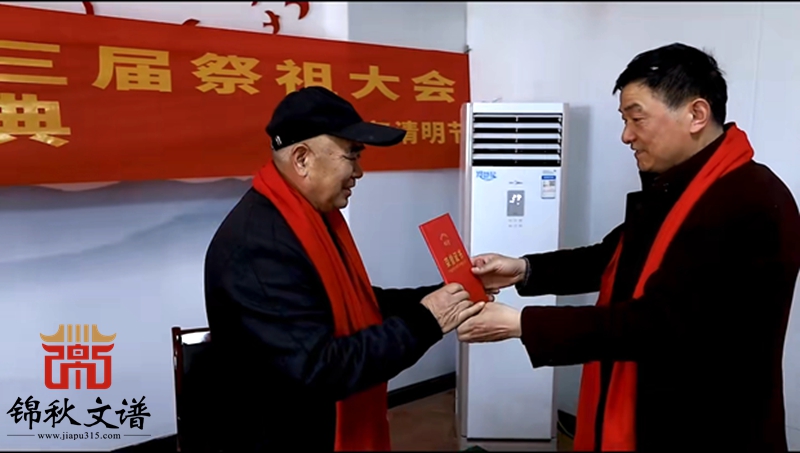 張氏現(xiàn)場頒發(fā)榮譽(yù)證書2